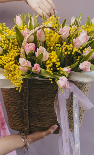 Композиция с мимозой и тюльпанами 