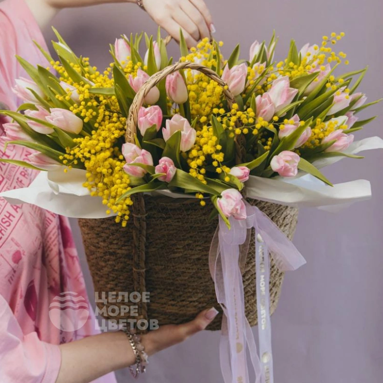 Композиция с мимозой и тюльпанами 