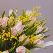 Композиция с мимозой и тюльпанами  1
