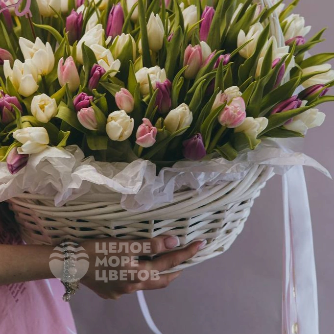 Корзина с 101 тюльпаном 