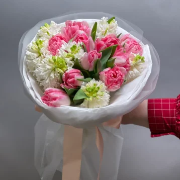 Букет с пионовидными тюльпанами и гиацинтами