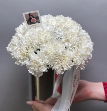 Композиция с диантусами в металлическом кашпо 