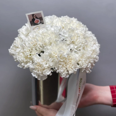 Композиция с диантусами в металлическом кашпо 