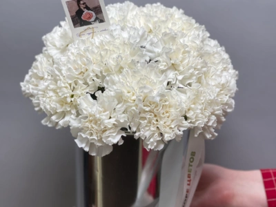 Композиция с диантусами в металлическом кашпо 