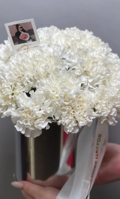 Композиция с диантусами в металлическом кашпо 