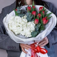 Букет из гортензий с тюльпанами &laquo;Сердечный аккорд&raquo; 0