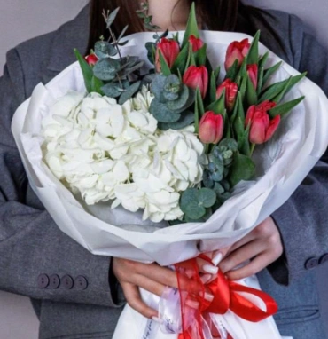 Букет из гортензий с тюльпанами «Сердечный аккорд»