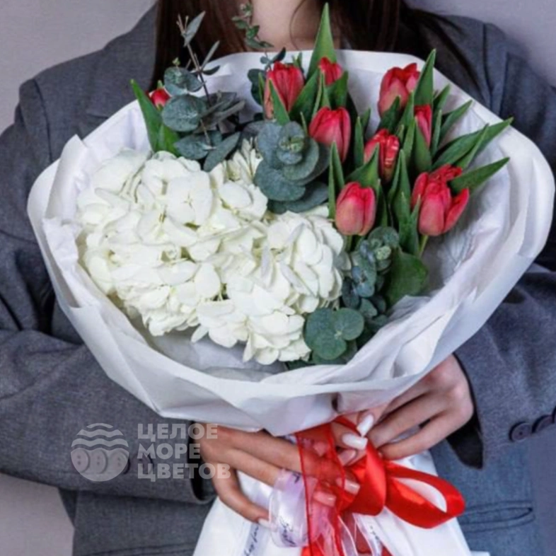 Букет из гортензий с тюльпанами &laquo;Сердечный аккорд&raquo;
