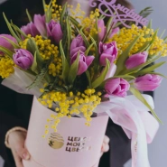 Композиция с мимозой и тюльпанами &laquo;Волшебный шепот&raquo; 1