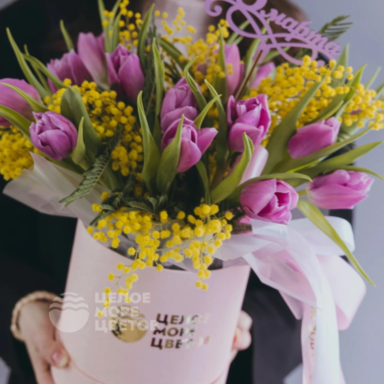 Композиция с мимозой и тюльпанами &laquo;Волшебный шепот&raquo;