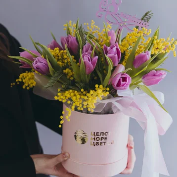 Композиция с мимозой и тюльпанами «Волшебный шепот»