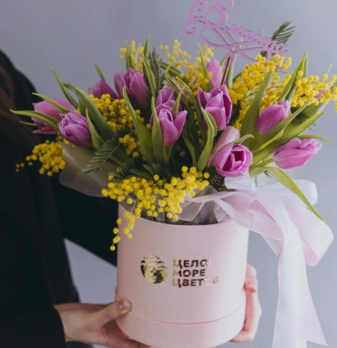 Композиция с мимозой и тюльпанами «Волшебный шепот»