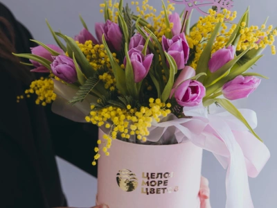 Композиция с мимозой и тюльпанами «Волшебный шепот»