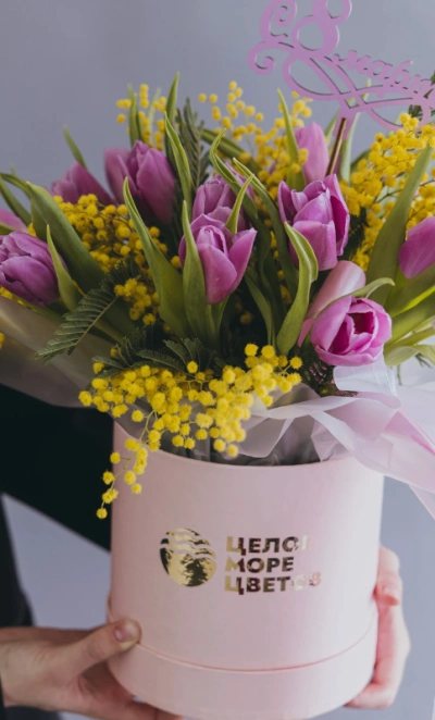 Композиция с мимозой и тюльпанами «Волшебный шепот»