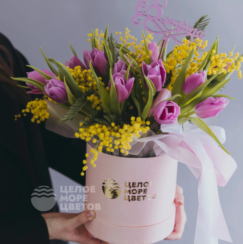 Композиция с мимозой и тюльпанами &laquo;Волшебный шепот&raquo;