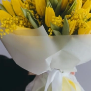 Букет с мимозой и тюльпанами &laquo;Лепестки счастья&raquo; 2
