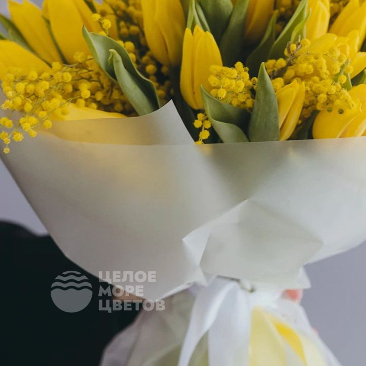 Букет с мимозой и тюльпанами &laquo;Лепестки счастья&raquo;