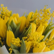 Букет с мимозой и тюльпанами &laquo;Лепестки счастья&raquo; 1
