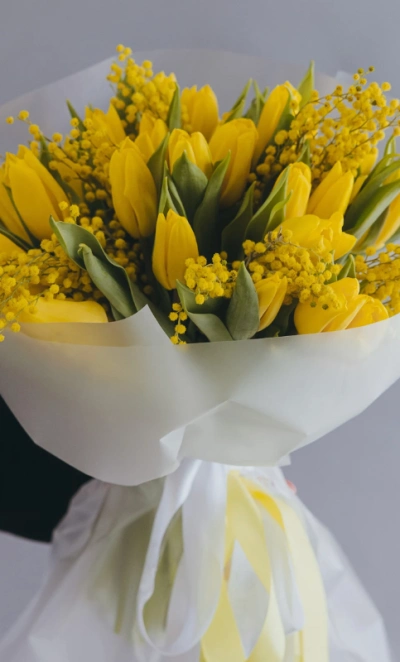 Букет с мимозой и тюльпанами «Лепестки счастья»