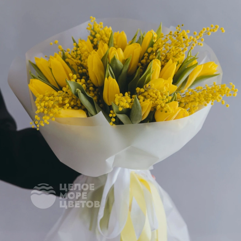 Букет с мимозой и тюльпанами &laquo;Лепестки счастья&raquo;