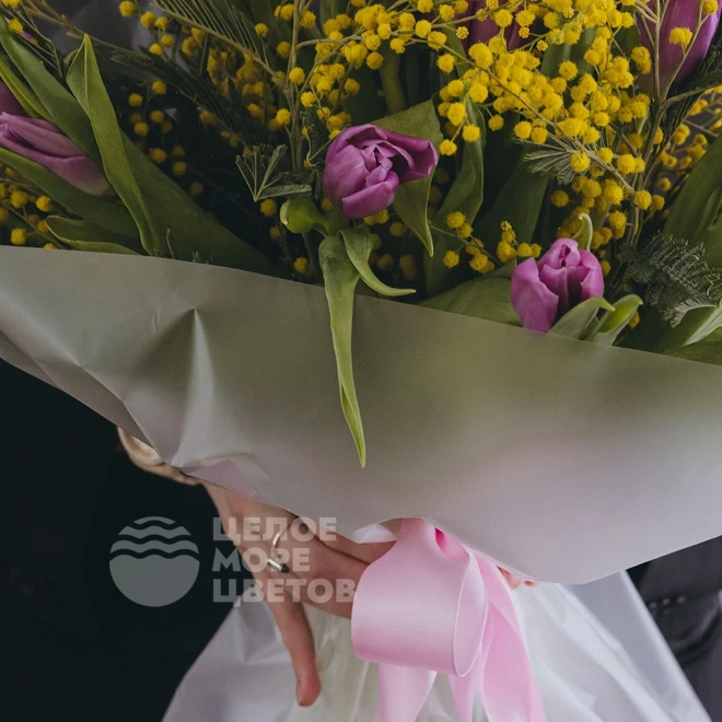 Букет с 15 тюльпанами и мимозой 