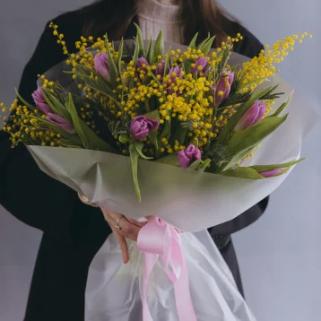 Букет с 15 тюльпанами и мимозой 