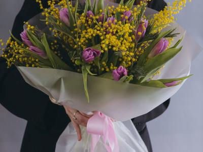 Букет с 15 тюльпанами и мимозой 