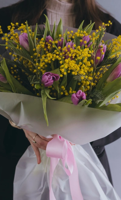 Букет с 15 тюльпанами и мимозой 