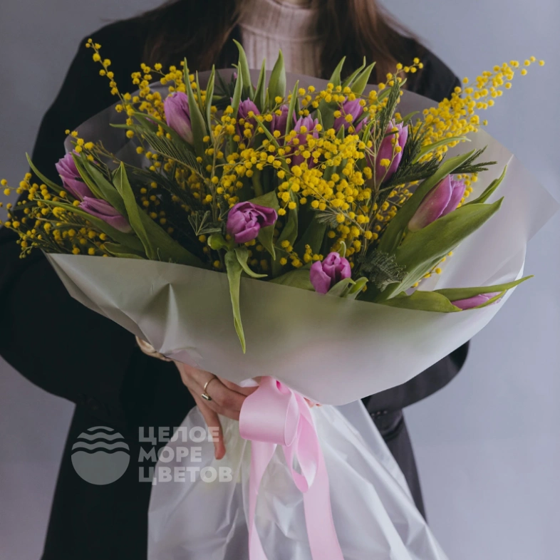 Букет с 15 тюльпанами и мимозой 