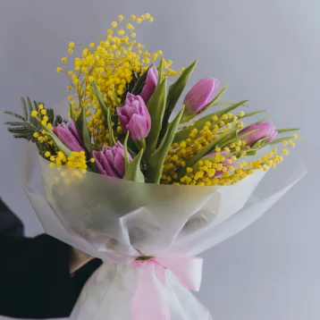 Букет с 7 тюльпанами и мимозой 