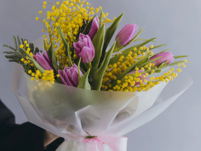 Букет с 7 тюльпанами и мимозой 