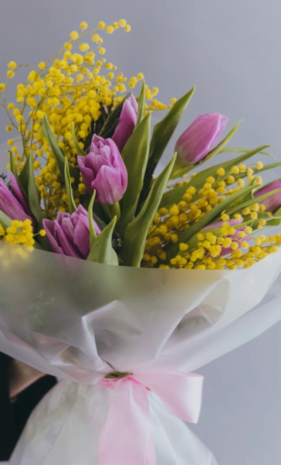 Букет с 7 тюльпанами и мимозой 