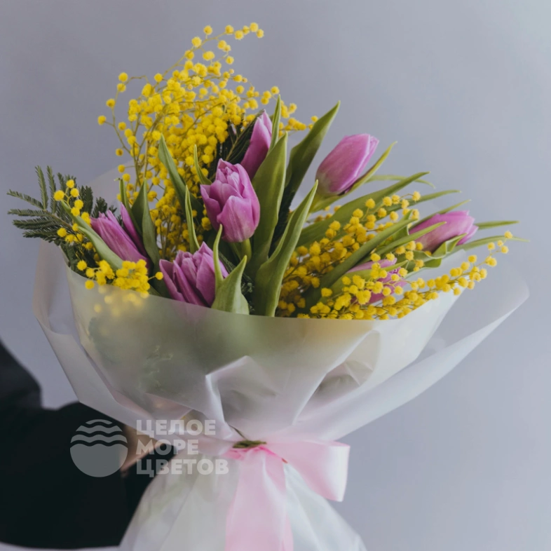 Букет с 7 тюльпанами и мимозой 