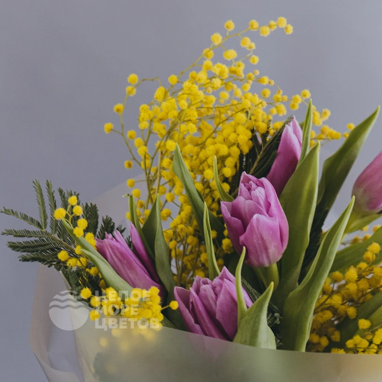 Букет с 7 тюльпанами и мимозой 