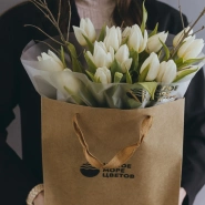 Букет из белых тюльпанов 15 шт с декором 1