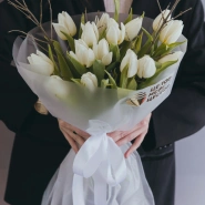 Букет из белых тюльпанов 15 шт с декором 0