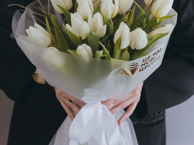 Букет из белых тюльпанов 15 шт с декором