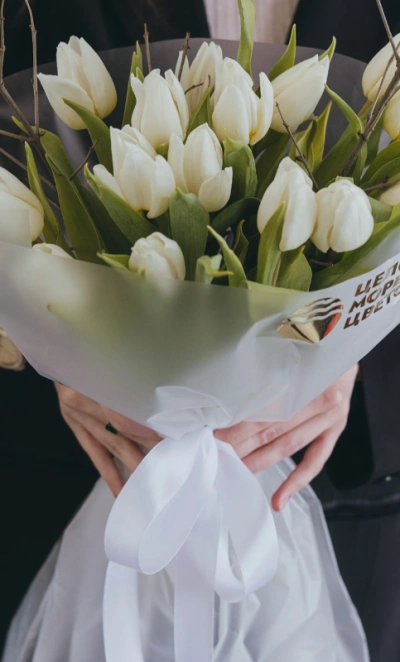 Букет из белых тюльпанов 15 шт с декором