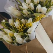 Букет из белых тюльпанов 15 шт с декором 2