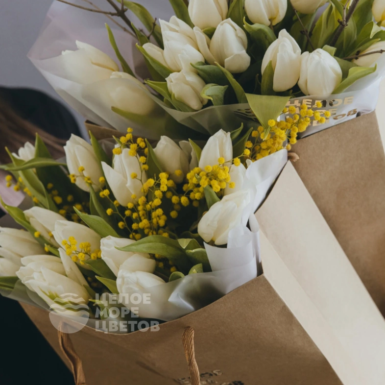 Букет из белых тюльпанов 15 шт с декором