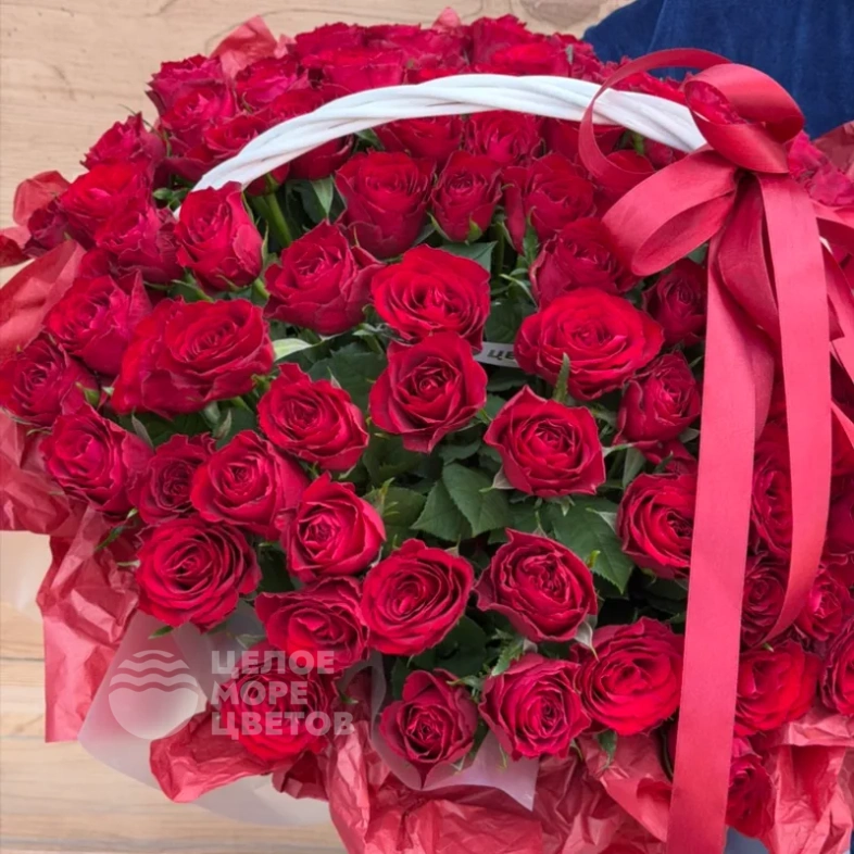 Корзина &laquo;Пленительница сердец&raquo; из 101 розы