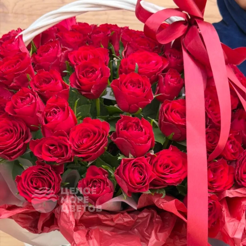 Корзина &laquo;Пленительница сердец&raquo; из 101 розы