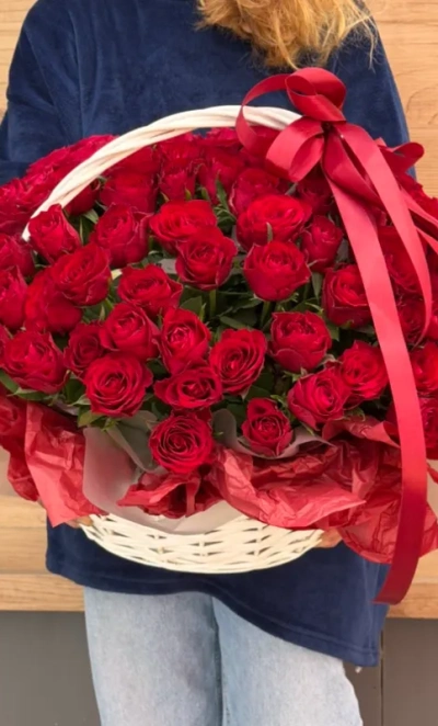 Корзина «Пленительница сердец» из 101 розы