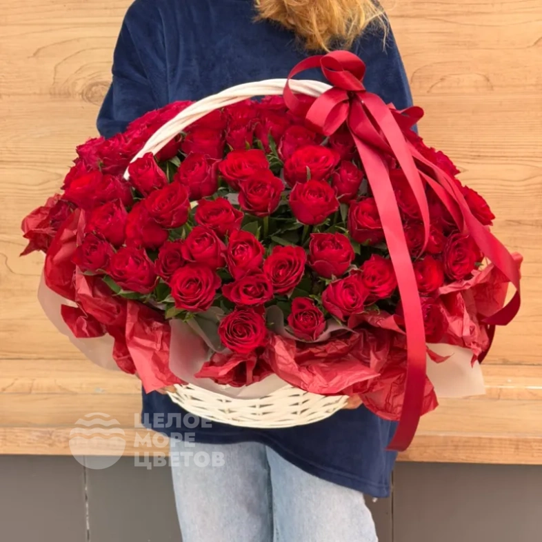 Корзина &laquo;Пленительница сердец&raquo; из 101 розы