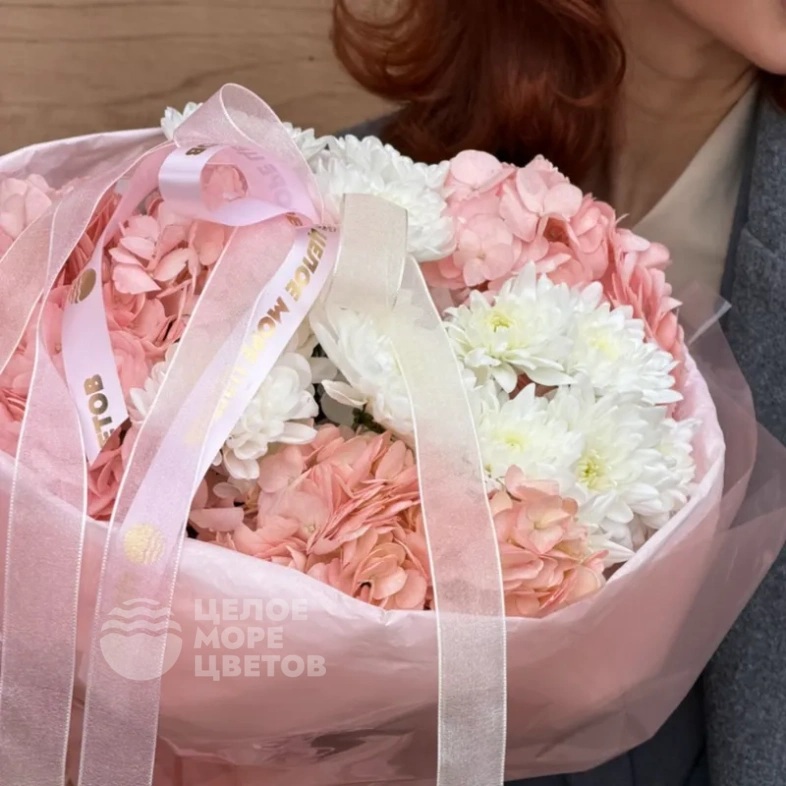 Букет с гортензиями и белыми хризантемами