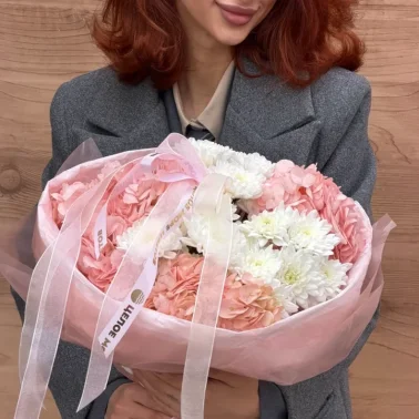 Букет с гортензиями и белыми хризантемами