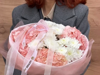 Букет с гортензиями и белыми хризантемами