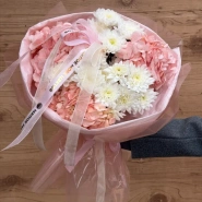 Букет с гортензиями и белыми хризантемами 4