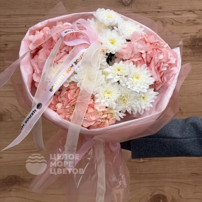 Букет с гортензиями и белыми хризантемами