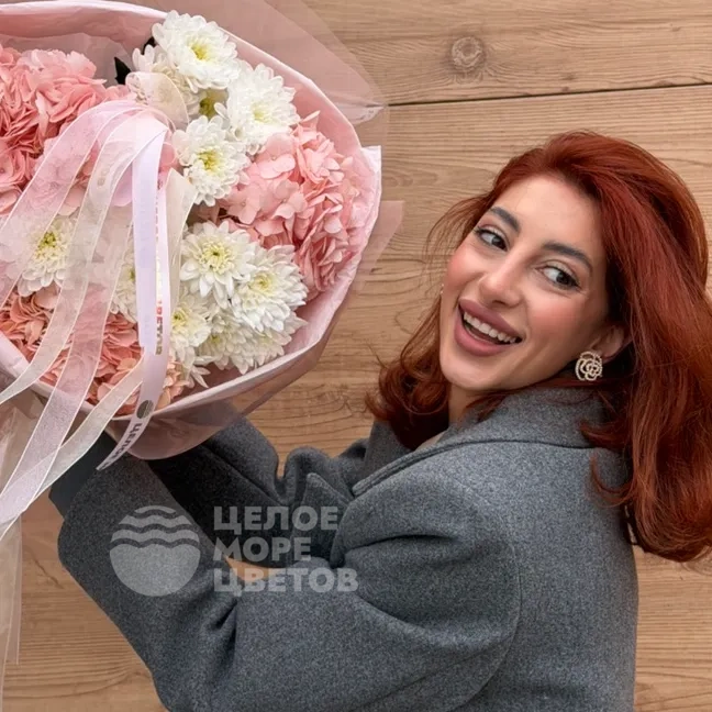 Букет с гортензиями и белыми хризантемами